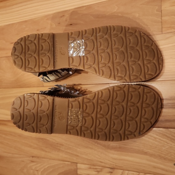 New Manitobah Mukluks Wasaga leather ankle sandals, metallic champage - Picture 6 of 8